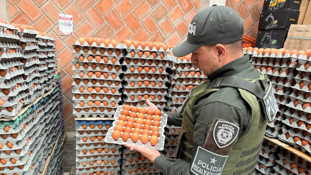 La policía de Colombia detuvo un contrabando de huevos que al parecer venía de Ecuador.
