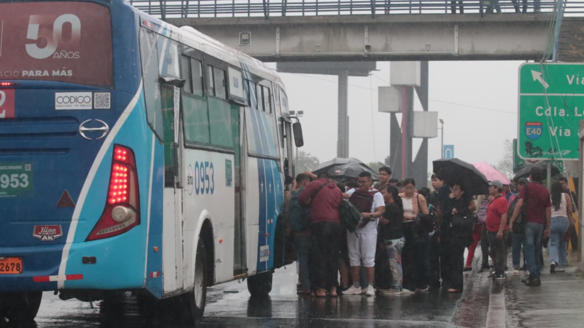 Movilizarse en bus se volvió complicado por la lluvia de este 19 de octubre de 2026.