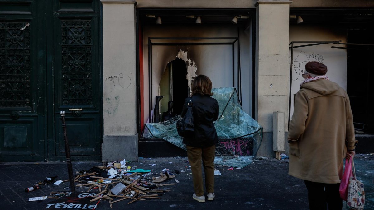 Los saqueos y ataques contra establecimientos comerciales llevaron al Gobierno francés a activar un mecanismo de protección del empleo.