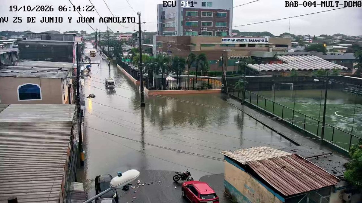 Las inundaciones se evidenciaron en varios barrios de Babahoyo la mañana de este lunes 19 de octubre.
