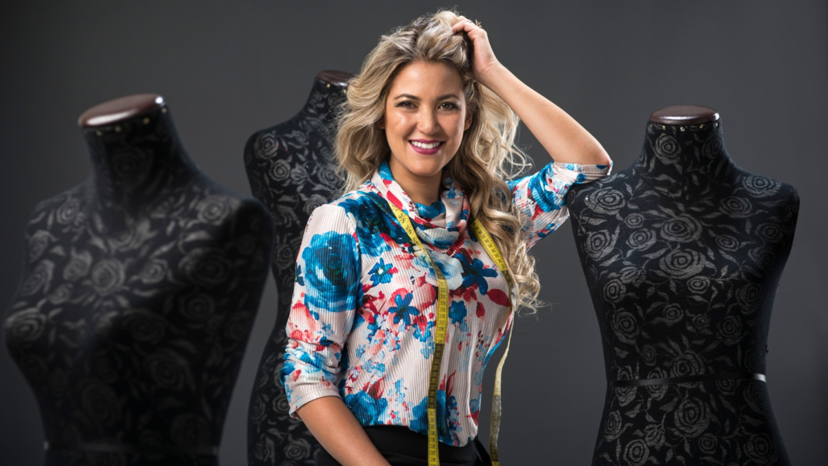 La diseñadora ecuatoriana Stephanie Ruiz presentól en Tailandia su obra de alta costura Herencia de Dos Tierras en la Global Thai Silk Exhibition 2026.