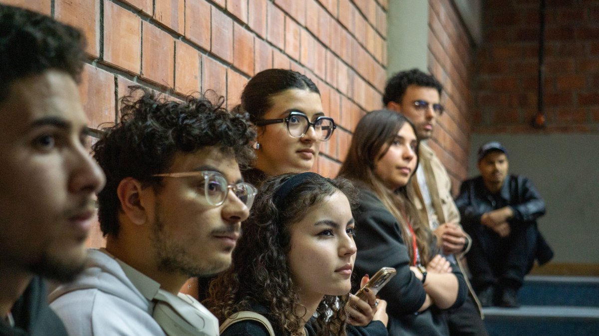 Miles de jóvenes ecuatorianos esperan conocer si fueron seleccionados para participar en la nueva fase de Jóvenes en Acción 2026.