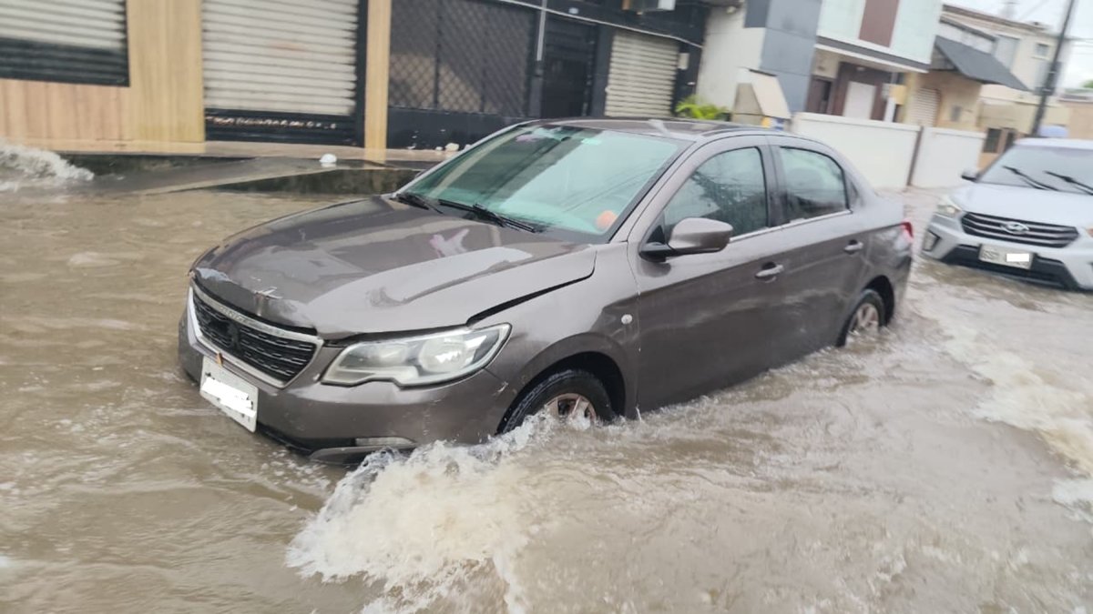 Un vehículo intentaba circular por un tramo inundado de la avenida Víctor Emilio Estrada, la mañana de este lunes 19 de octubre