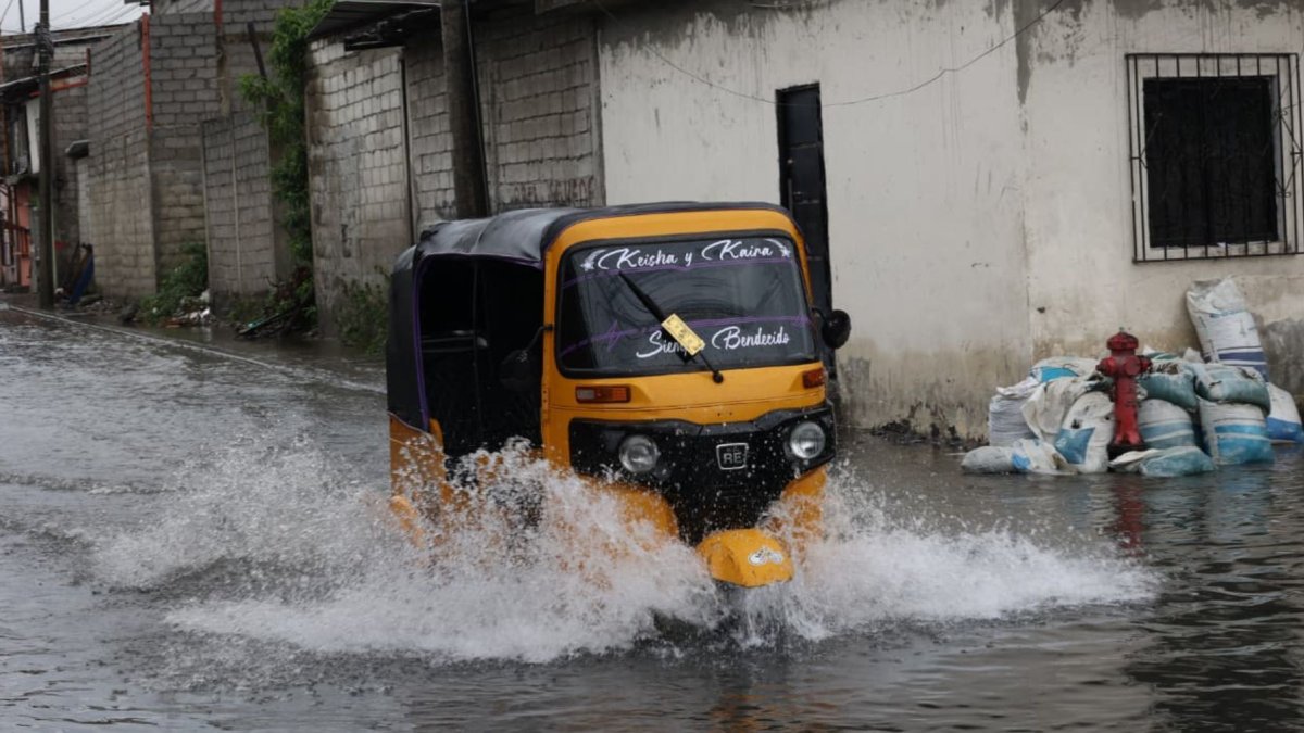 La advertencia fue emitida tras una jornada marcada por inundaciones y desbordamientos en distintas localidades del país
