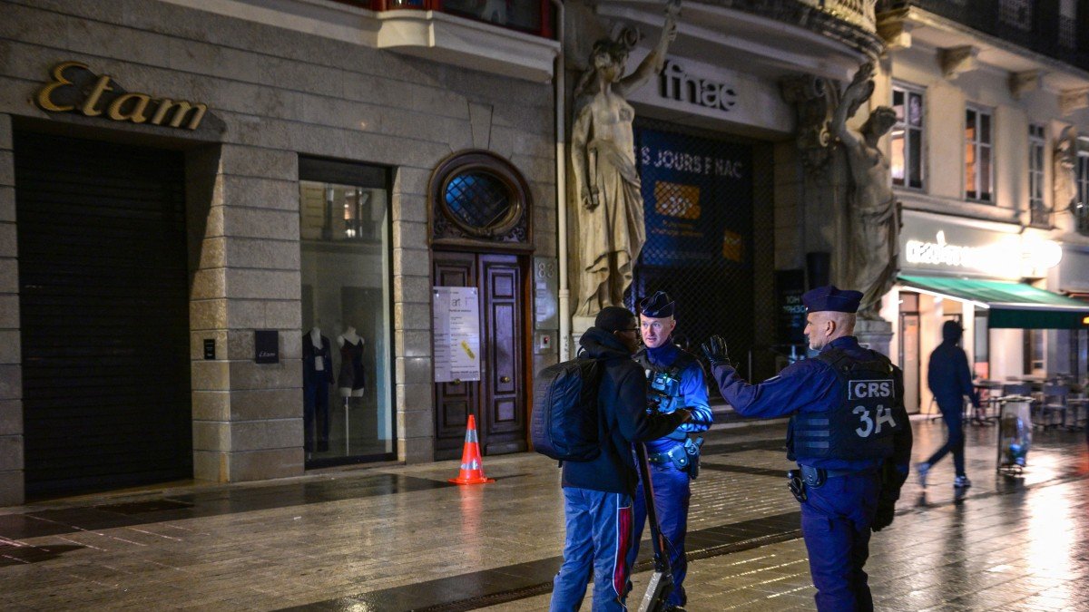 La policía custodia comercios tras las revueltas del fin de semana.