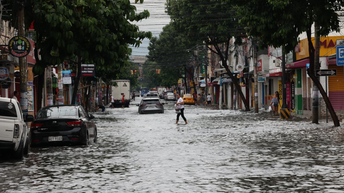 Las intensas lluvias del 19 de octubre dejaron calles inundadas y complicaron los desplazamientos de los guayaquileños hacia sus trabajos.