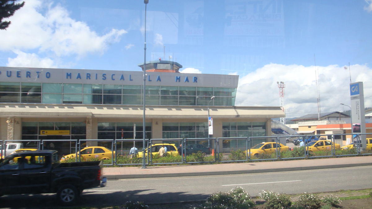 Vista del aeropuerto Mariscal La Mar de Cuenca, donde el colapso de un tramo del cerramiento perimetral motivó cierres viales temporales.