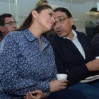 Comparecencia. Paola Pabón y Virgilio Hernández charlan durante la sesión de la Comisión legislativa que investiga el paro, antes de dar su versión.