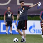 The new coach of the Spanish national football team, Fernando Hierro (C), speaks to his players during a training session at Krasnodar Academy on June 13, 2018, ahead of the Russia 2018 World Cup football tournament.
Spain today named the federation sporting director Fernando Hierro as its World Cup coach to replace Julen Lopetegui, who was sensationally sacked after his appointment as Real Madrid manager.

 / AFP PHOTO / PIERRE-PHILIPPE MARCOU FBL-WC-2018-ESP-TRAINING