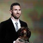Lionel Messi recibe el Balón de Oro de 2019.
