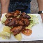 Presentación. El plato tradicional de cuy incluye papa y yuca cocinada, además de una ensalada fresca. Hay quienes innovan con otros variantes.