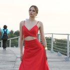 Este tono está relacionado con sensaciones potentes y llevarlo en una prenda le da más probabilidades de bailar en una fiesta.