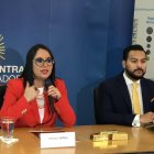 La gerenta del BCE, Verónica Artola, mostró lingotes de oro refinados.