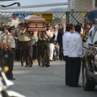 El cuerpo fue transportado por miembros de la Policía Nacional