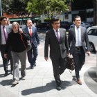 Sesión. Los representantes de los empresarios llegaron ayer a la reunión en el Ministerio del Trabajo.