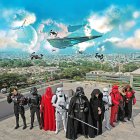La Legión 501 con sus trajes: Silvia Suescum (Comandante Iden Versio), César Córdova (Shadow Trooper), Sergio Palma (Royal Guard), Washington Andrade (Stormtrooper), Francisco Narváez (Darth Vader), Édgar Córdova (Emperador Palpatin), Paúl Fernández (Stormtrooper), Cristian Quiñónez ( Magma Trooper), Pachita de Quiñónez (Mara Jade) y Verónica Yandun (Imperial Knight).