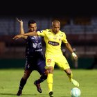 Imagen de archivo. Ely Esterilla disputando un balón con Leandro Fleitas durante un partido amistoso entre el Club Deportivo Universidad César Vallejo y el Barcelona Sporting Club.