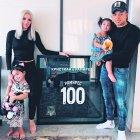 El jugador junto a su familia. Dice sentirse satisfecho por lo que ha conseguido estos años en Europa.