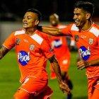 El futbolista colombiano (i) vestirá de azul por las próximas cuatro temporadas. Su último club fue el Envigado de su país.