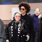 Madonna fue captada con su novio en el aeropuerto de Londres, donde despedirán el año.