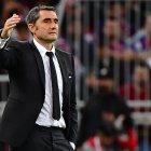 Ernesto Valverde, entrenador del FC. Barcelona, da instruciones durante la derrota de los catalanes en Arabia Saudita.