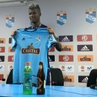 El ofensivo Washington Corozo muestra la casaquilla de Sporting Cristal