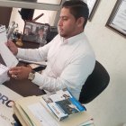 Carlos Luis Fierro, secretario nacional del movimiento, revisa los formularios impresos para la recolección.