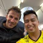 Del Piero en el avión junto al ecuatoriano Luis Felipe Maridueña.