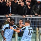 Felipe Caicedo celebra con el delantero italiano de Lazio, Ciro Immobile, después de abrir el marcador.
