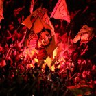 La Noche Amarilla comenzó con juegos pirotécnicos mientras la hinchada entonaba cánticos del equipo canario.