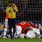 Los jugadores chilenos festejan tras marcar en la victoria por 3-0 sobre Ecuador.