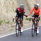 Apoyo. Narváez y Carapaz se saludan antes de iniciar la jornada de seis horas de entrenamiento en la carretera.