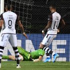 Javier Burrai salvó el arco de Barcelona, tras un remate dentro del área que tenía dirección de red.