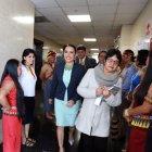 La presidenta del CNE, Diana Atamaint a su ingreso a Fiscalización fue recibida por indígenas amazónicos