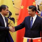 El mandatario chino Xi Jinping y su homólogo ecuatoriano Rafael Correa en Pekín, en 2015.