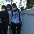 Ciudadanos se protegen con mascarillas al ingresar o pasar por el Hospital Eugenio Espejo de Quito.