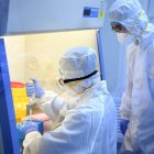 Tianjin (China), 28/01/2020.- A picture released by Xinhua News Agency shows researchers subpackage the 2019-nCoV detection reagents at a company in Wuqing District, Tianjin Municipality, China, 27 January 2020 (issued 28 January 2020). The company"s first batch of the 2019-nCoV detection reagent boxes for 10,000 people has been sent to Wuhan for free. The outbreak of coronavirus in China has so far claimed at least 100 lives and infected more than 4,500 others, according to media reports. EFE/EPA/MA PING MANDATORY CREDIT EDITORIAL USE ONLY/NO SALES CHINA WUHAN CORONAVIRUS