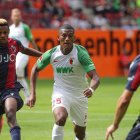 Carlos Gruezo busca afianzarse con un lugar entre los estelaristas del Augsburgo.