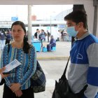 Personas ingresan a las carpas del Ministerio de Salud en una de las terminales terrestres de Quito.