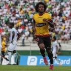 Christian Alemán, volante canario, celebra el único gol del encuentro.