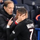 Tuchel sostiene la cabeza de Mbappé al ser cambiado.