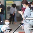 Phnom Penh (Cambodia), 05/02/2020.- Passengers wear masks amid fear of a coronavirus outbreak, as they arrive at Phnom Penh International Airport in Phnom Penh, Cambodia, 05 February 2020. The virus, which originated in the Chinese city of Wuhan, has so far killed at least 490 people, infecting nearly 24,000 others, mostly in China. Cambodia has so far reported one case of infection. (Camboya) EFE/EPA/KITH SEREY CAMBODIA CHINA EPIDEMIC