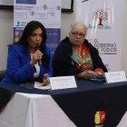 La ministra Catalina Andramuño (i) informó el martes sobre el resultado de la prueba al paciente chino.