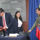 El canciller José Valencia estuvo acompañado por la ministra de Salud, Catalina Andramuño y el coronel de la FAE, Alex Padilla.