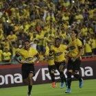 Gabriel Marques (i), volante de Barcelona, celebra el segundo tanto del Ídolo ante Sporting Cristal.