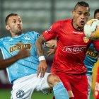 Jonathan Álvez (d), delantero de Barcelona, falló un penal ante Sporting Cristal.