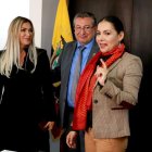 Tras la aprobación de las reformas electorales, la presidenta del CNE, Diana Atamaint, festejó junto a la viceprefecta del Guayas, Susana González, y el consejero José Cabrera.