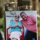 Personaje. Rosa Inés Veloz Ortiz, junto a su nieto Milton, cuando celebró su cumpleaños #109.