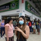 Tras conocerse el primer caso de coronavirus, cientos de personas fueron a tiendas y farmacias a comprar mascarillas.