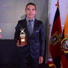 Byron Guamá recibió el premio a la trayectoria por parte de la Concentración Deportiva de Pichincha.